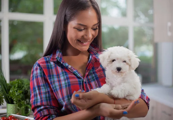 Ung asiatisk kvinna med Bichon hundvalp i köket — Stockfoto