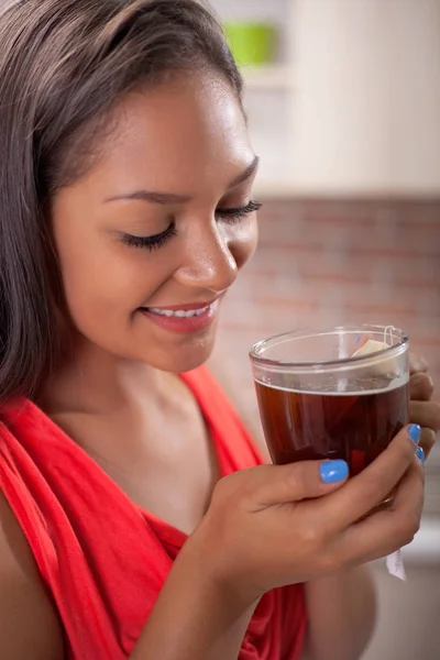 Beautiful young Filipino drinking tea in the kitchen — Stock Photo, Image