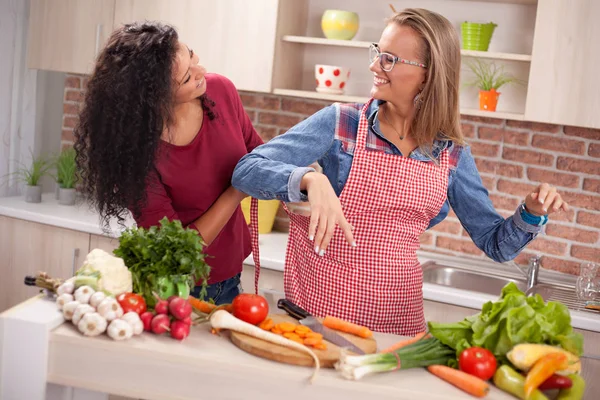 Hermosas mujeres jóvenes preparando la cena en una cocina —  Fotos de Stock