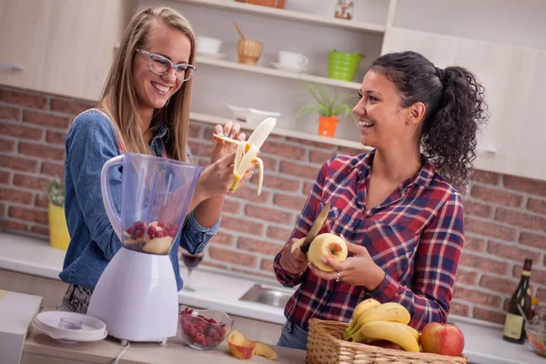 Young Woman preparing detox juice from blender — Stock Photo, Image