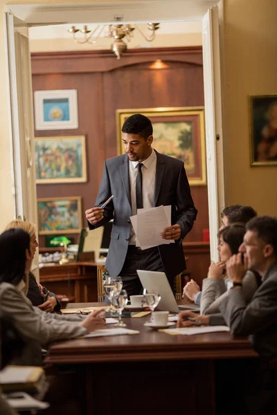 İş adamları konferans toplantılarında şirket kavramını tartışıyor — Stok fotoğraf