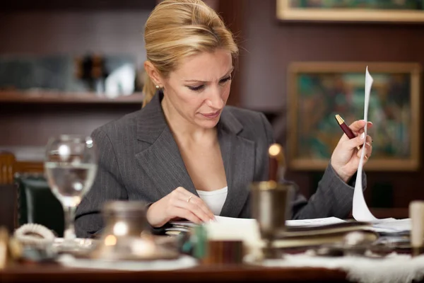 Femme d'affaires assise dans le bureau — Photo