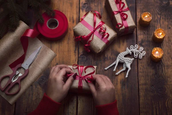 Hechos a mano regalos de Año Nuevo o Navidad y decoraciones con un v —  Fotos de Stock