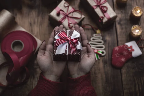Hechos a mano regalos de Año Nuevo o Navidad y decoraciones con un v —  Fotos de Stock