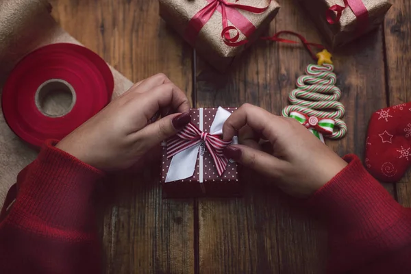 Χειροποίητο Πρωτοχρονιάτικο ή Χριστούγεννα δώρα και διακοσμήσεις με v — Φωτογραφία Αρχείου
