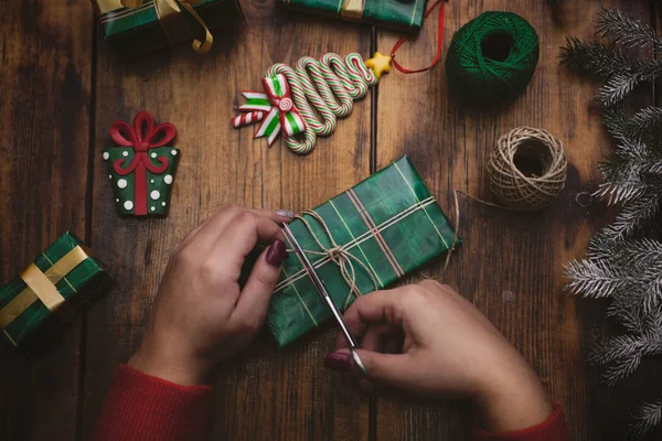 Kézzel készített új évet vagy karácsonyi ajándékok és díszek egy v — Stock Fotó