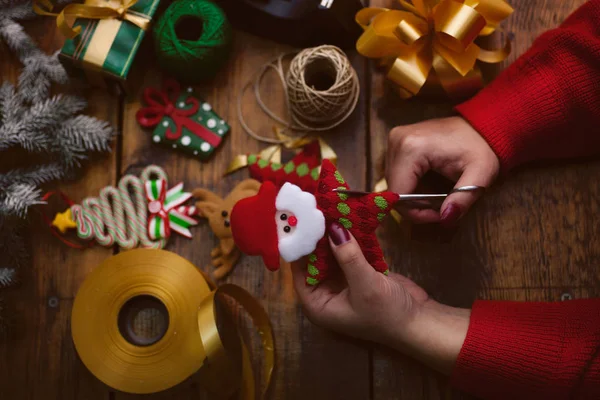 Handgefertigte Neujahrs- oder Weihnachtsgeschenke und Dekorationen mit einem V — Stockfoto