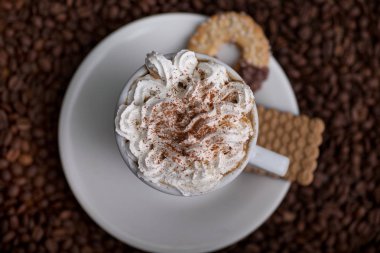 kahve kahve çekirdekleri ile eski arka plan üzerinde