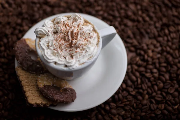 Tasse de café avec crème fouettée et biscuits faits maison — Photo