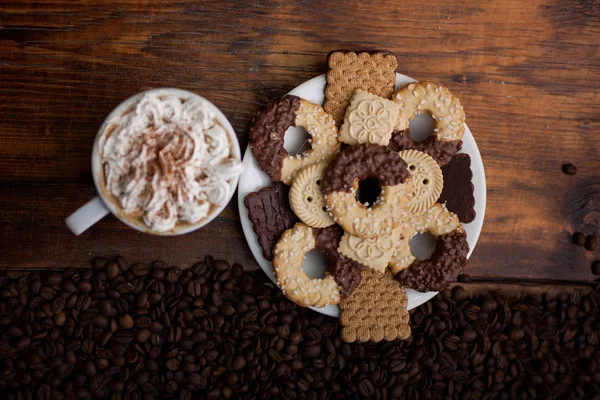 Tasse de café avec crème fouettée et biscuits faits maison — Photo