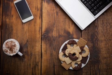 Resepsiyon ile bilgisayar becerikli alet, sarf malzemeleri ve kahve fincanı