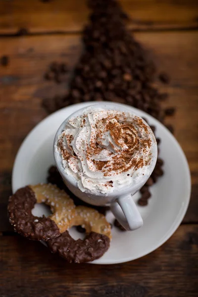 Tasse de café avec crème fouettée et biscuits faits maison — Photo