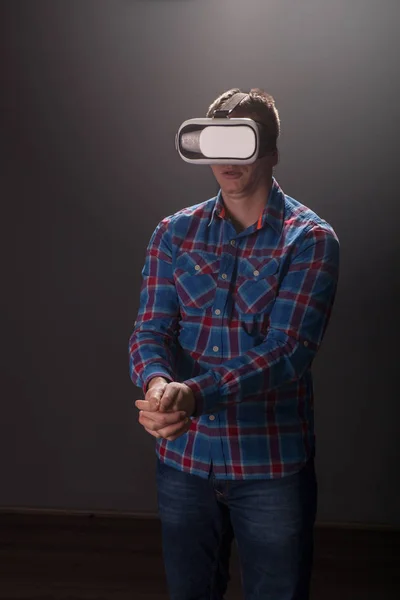 Человек в повседневной одежде играет в спортивную игру с использованием виртуальной реальности h — стоковое фото