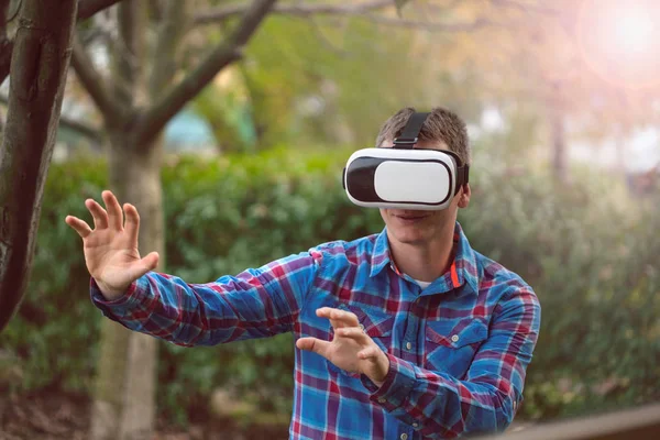 Homem vestindo óculos de realidade virtual fora na natureza — Fotografia de Stock