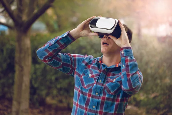 Ember visel a virtuális valóság szemüveg kívül a természetben — Stock Fotó