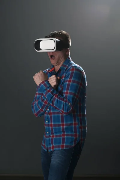 Concepto de ciberespacio y personas - hombre con cabeza de realidad virtual —  Fotos de Stock