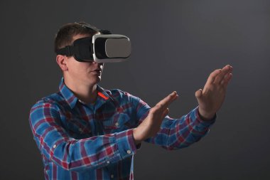 sanal gerçeklik gözlüklü adam. Geleceğin teknolojisi kavramı.