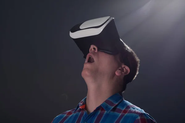 Man met virtual reality bril, studio opname — Stockfoto