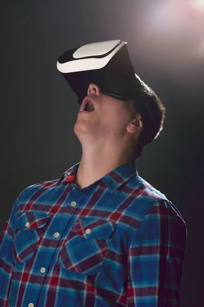 Homem vestindo óculos de realidade virtual, tiro estúdio — Fotografia de Stock