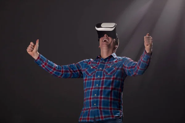 Virtuális térben, és az emberek koncepció - boldog fiatalember virtuális rea — Stock Fotó