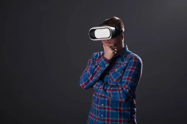 Homem com óculos de realidade virtual. Conceito de tecnologia futura . — Fotografia de Stock