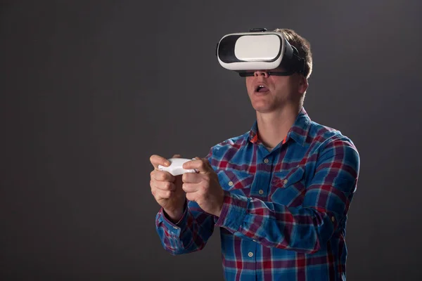 Homem vestindo óculos de realidade virtual, tiro estúdio — Fotografia de Stock