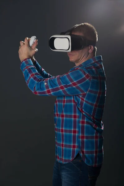 Homem com óculos de realidade virtual. Conceito de tecnologia futura . — Fotografia de Stock