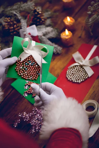Mani di Babbo Natale, fai una lista dei desideri per la notte di Natale — Foto Stock