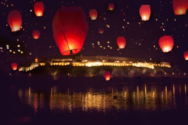Gece boyunca Petrovaradin kale fenerler
