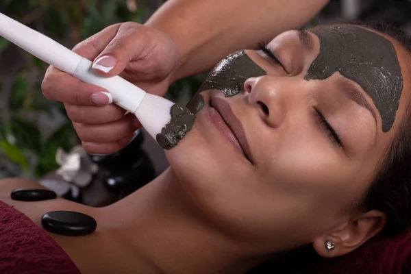 Азиатская женщина в санаторном лечении, маска для лица с водорослями — стоковое фото