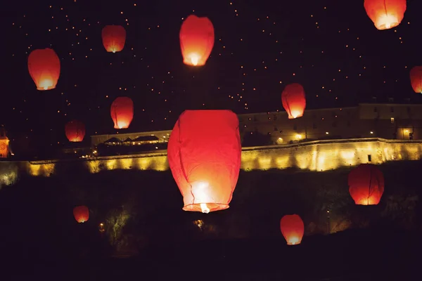Lanterne di notte sulla fortezza di Petrovaradin — Foto Stock