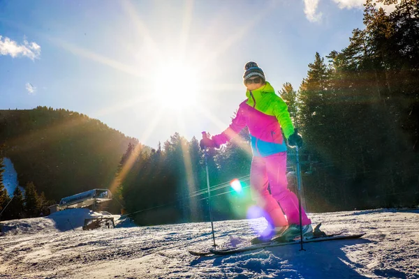 Kvinnliga skidåkare på rätt spår — Stockfoto