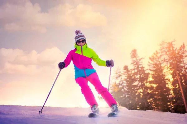 女子滑雪运动员正轨 — 图库照片