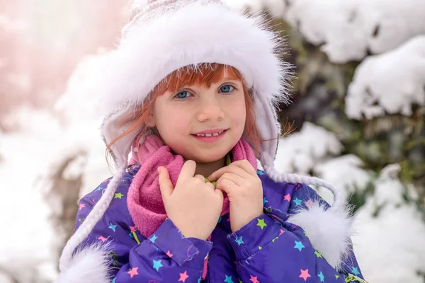 Portrait d'hiver extérieur de belle jeune fille souriante — Photo