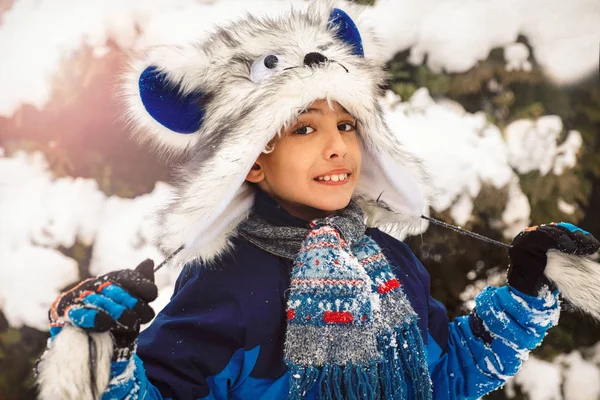 Portrait d'hiver extérieur de beau jeune garçon souriant — Photo