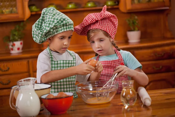 Les enfants font du désordre dans la cuisine — Photo