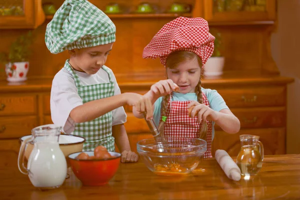 Les enfants font du désordre dans la cuisine — Photo