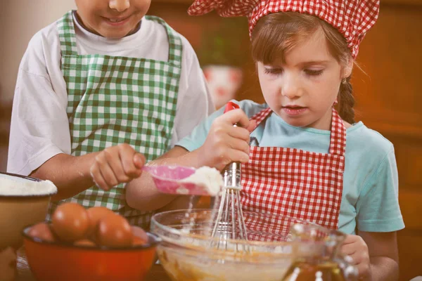 Niños hacen lío en la cocina — Foto de Stock