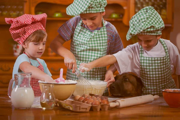 Lächelnde Kinder, die zu Hause in der Küche Chaos anrichten — Stockfoto