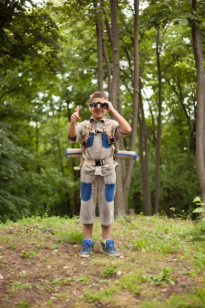 Child on camping trip in green forest — Stock Photo, Image