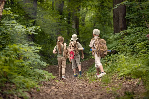 Boys and girl on camping trip in the forest exploring — Stock Photo, Image