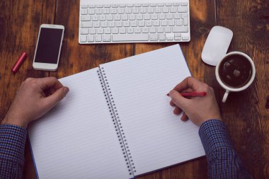 Tasarımcısı skeçler tablo kahve molası çizer.