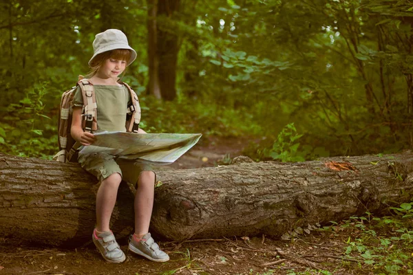 Excited child on  camping trip in green forest — Stock Photo, Image