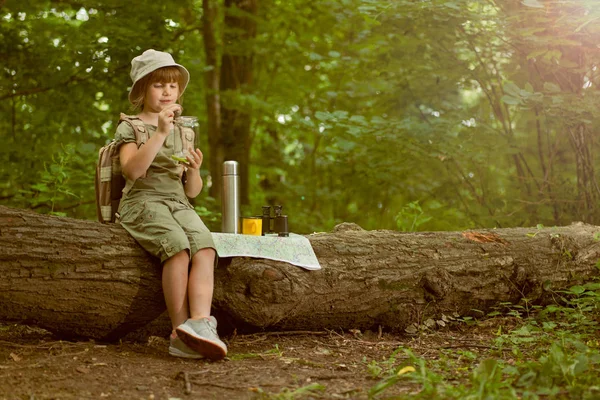 Excited child on  camping trip in green forest — Stock Photo, Image