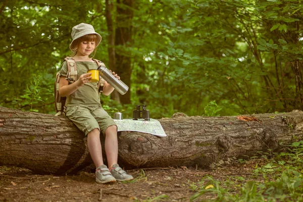 Excited child on  camping trip in green forest — Stock Photo, Image