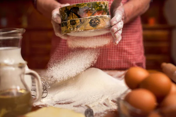 Donna in cucina - primo piano di mani femminili che fanno biscotti — Foto Stock