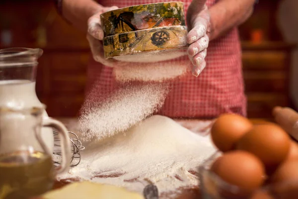 Žena v kuchyni - zblízka ženské ruce soubory cookie — Stock fotografie