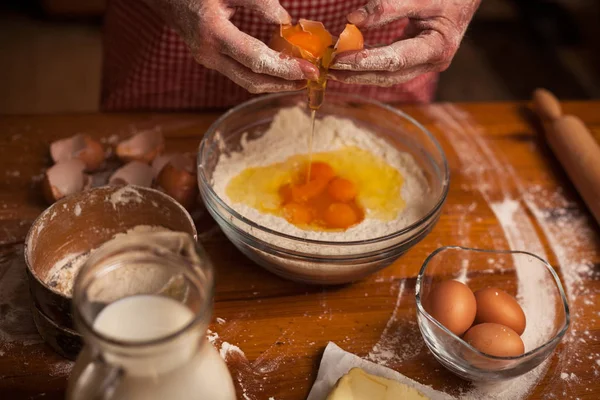 Mujer en la cocina - primer plano de las manos femeninas mayores haciendo cooki —  Fotos de Stock