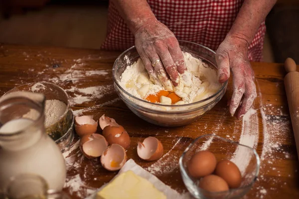 Donna anziana in cucina a casa — Foto Stock