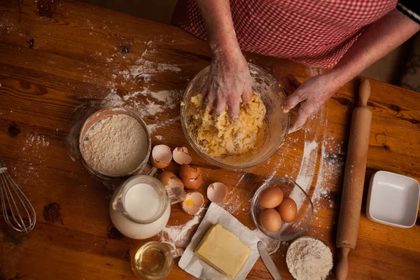 Seniorin in häuslicher Küche — Stockfoto